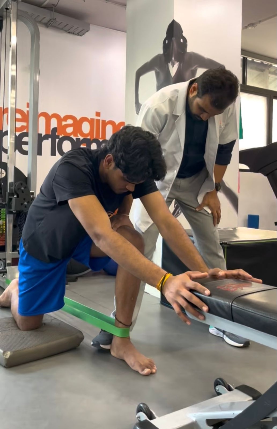 Guided physiotherapy rehabilitation session